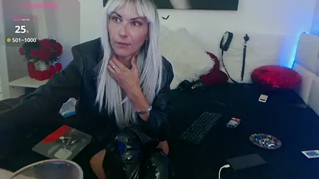 EvelynQueenn online show from September 10, 4:45 am