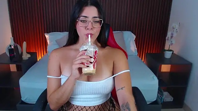 lizowenn  online show from February 12, 4:00 pm