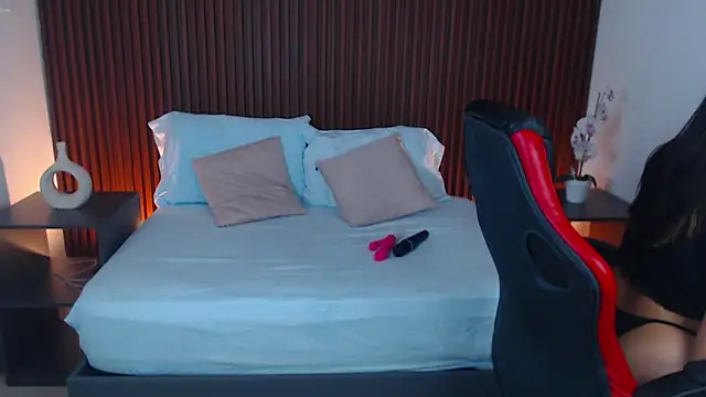 lizowenn  online show from February 25, 12:45 pm