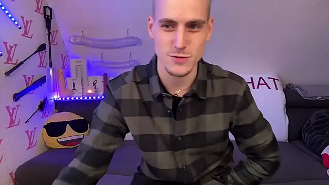 Snapshot of Cookieboy88 chatting on February 13, 4:25 pm Cookieboy88 online show from February 13, 4:25 pm