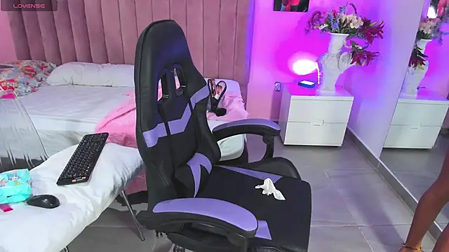 RolyLoren online show from December 1, 6:08 pm