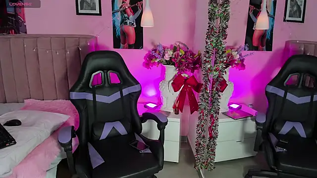 RolyLoren online show from December 20, 11:32 am