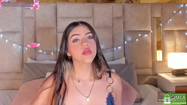 SofiScott  online show from December 14, 8:18 pm