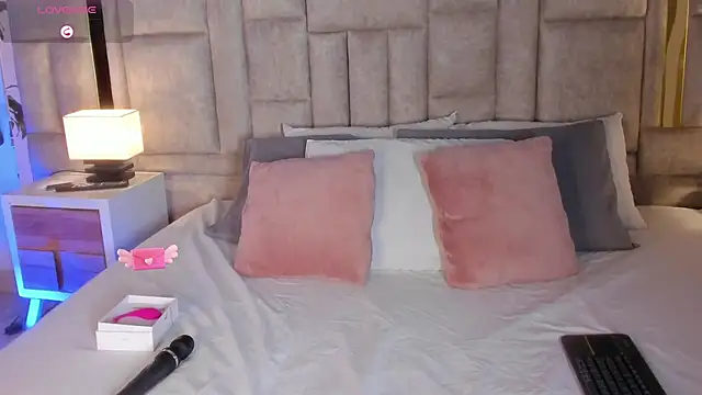 SofiScott  online show from March 18, 8:59 pm