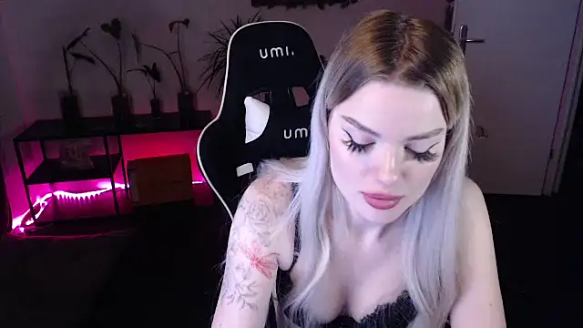 Snapshot of Bunny-Lou chatting on March 1, 12:39 am Bunny-Lou online show from March 1, 12:39 am