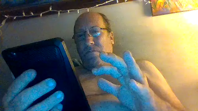 Snapshot of hornyrich69 chatting on February 24, 7:06 am hornyrich69 online show from February 24, 7:06 am