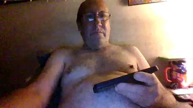 Snapshot of hornyrich69 chatting on April 2, 6:11 am hornyrich69 online show from April 2, 6:11 am