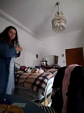 Snapshot of AliceBehind chatting on March 18, 11:35 am AliceBehind online show from March 18, 11:35 am