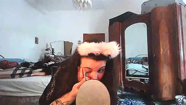 Snapshot of AliceBehind chatting on March 22, 2:20 pm AliceBehind online show from March 22, 2:20 pm