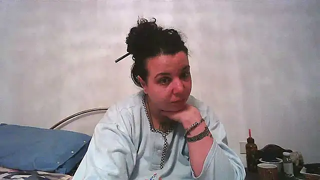 Snapshot of AliceBehind chatting on March 23, 5:22 am AliceBehind online show from March 23, 5:22 am