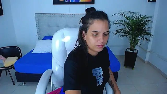 Snapshot of Chiqui_milk_ chatting on February 28, 2:20 am Chiqui milk online show from February 28, 2:20 am