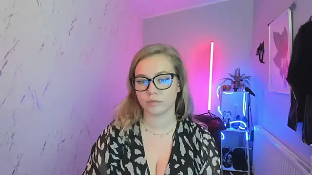 holly xglam online show from October 29, 7:04 pm