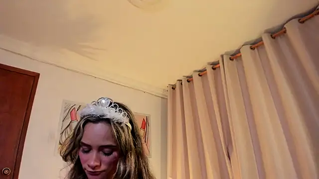 Snapshot of SkiinnyAna chatting on October 31, 7:37 pm SkiinnyAna online show from October 31, 7:37 pm