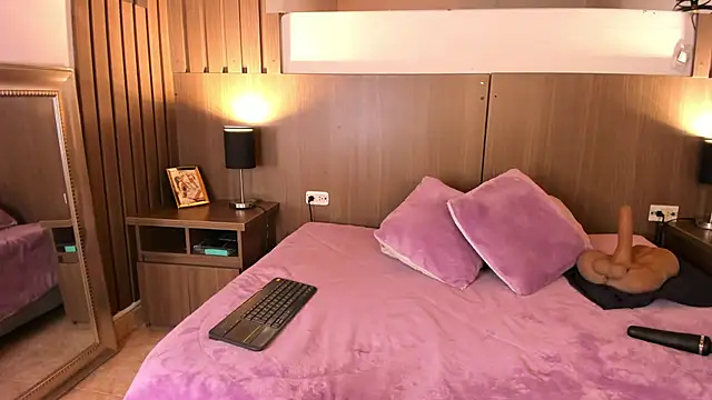 Snapshot of miel_gomez chatting on May 31, 12:12 pm miel gomez online show from May 31, 12:12 pm