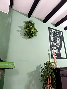 Snapshot of thirstymoonxx chatting on February 6, 4:28 am thirstymoonxx online show from February 6, 4:28 am