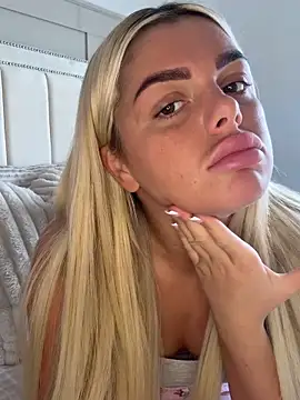 Snapshot of IrishTeenBarbie69 chatting on February 18, 1:07 pm IrishTeenBarbie69 online show from February 18, 1:07 pm