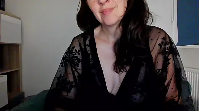Snapshot of Ella_Next_Door chatting on July 8, 9:08 pm Ella Next Door online show from July 8, 9:08 pm