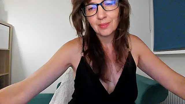Snapshot of Ella_Next_Door chatting on August 7, 9:28 pm Ella Next Door online show from August 7, 9:28 pm