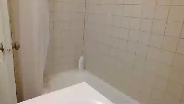 Snapshot of AllLeggs chatting on December 6, 5:09 am AllLeggs online show from December 6, 5:09 am