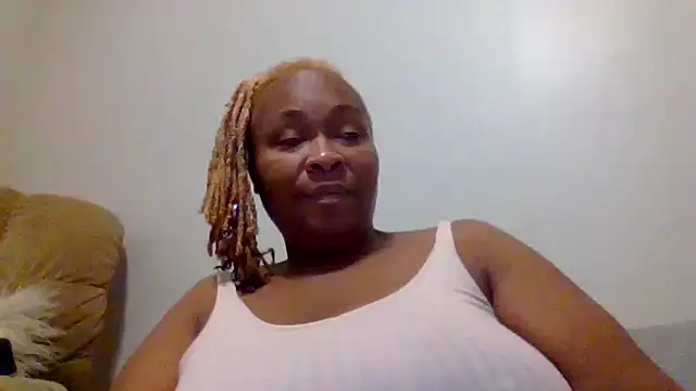 Snapshot of AllLeggs chatting on December 16, 9:46 am AllLeggs online show from December 16, 9:46 am