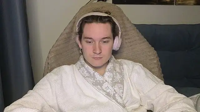 MoreRealAlex online show from May 31, 1:14 am