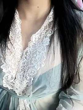 Snapshot of _Linez_ chatting on October 31, 6:31 pm  Linez  online show from October 31, 6:31 pm