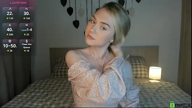 Snapshot of TheVanessaMaes chatting on October 15, 8:31 pm TheVanessaMaes online show from October 15, 8:31 pm