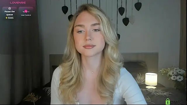 Snapshot of TheVanessaMaes chatting on October 20, 8:09 pm TheVanessaMaes online show from October 20, 8:09 pm