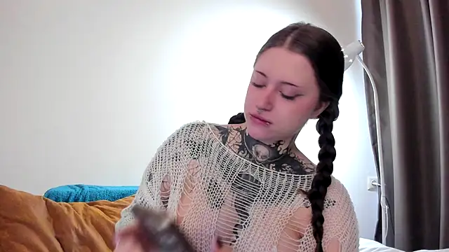 Snapshot of vergillhell chatting on October 7, 5:48 am vergillhell online show from October 7, 5:48 am