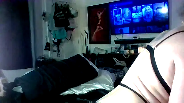 EverlynnCynn20 online show from February 13, 1:40 pm