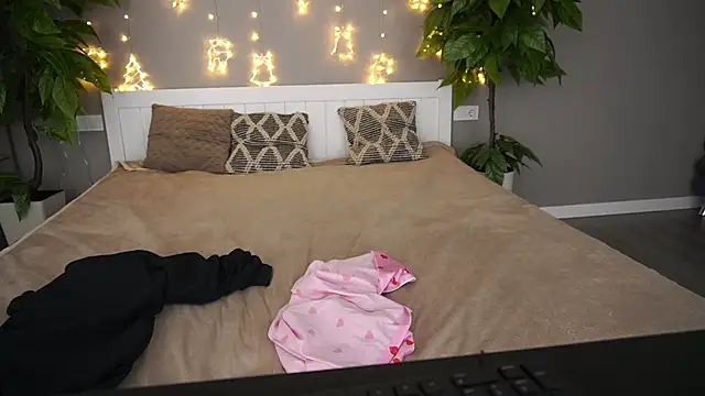 MagicPeachh  online show from January 21, 8:00 pm