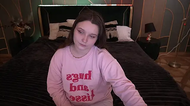 MagicPeachh  online show from December 3, 1:53 pm