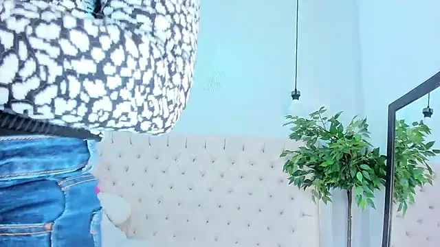 Victoria Coleman online show from January 8, 7:05 pm