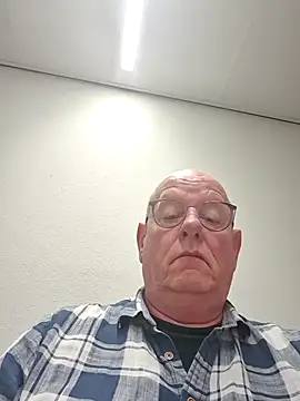 Snapshot of andrejoyfull64 chatting on December 19, 7:26 am andrejoyfull64 online show from December 19, 7:26 am