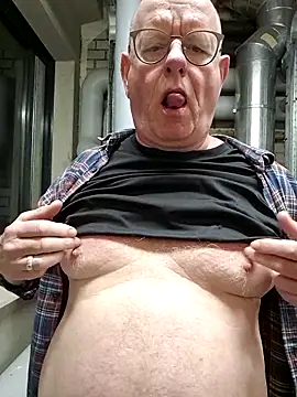 Snapshot of andrejoyfull64 chatting on January 6, 2:21 pm andrejoyfull64 online show from January 6, 2:21 pm