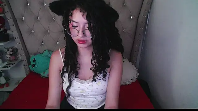 Snapshot of CherieCurl chatting on November 9, 12:09 am CherieCurl online show from November 9, 12:09 am