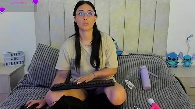 Snapshot of anny_roberts chatting on November 15, 11:21 pm anny roberts online show from November 15, 11:21 pm