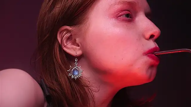 Snapshot of ginger_hugs chatting on December 27, 1:22 am ginger hugs online show from December 27, 1:22 am