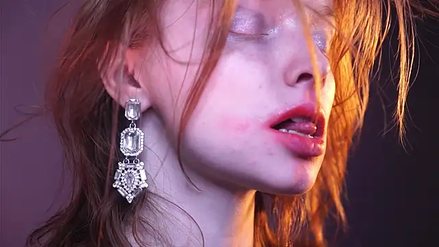 Snapshot of ginger_hugs chatting on December 28, 1:08 am ginger hugs online show from December 28, 1:08 am