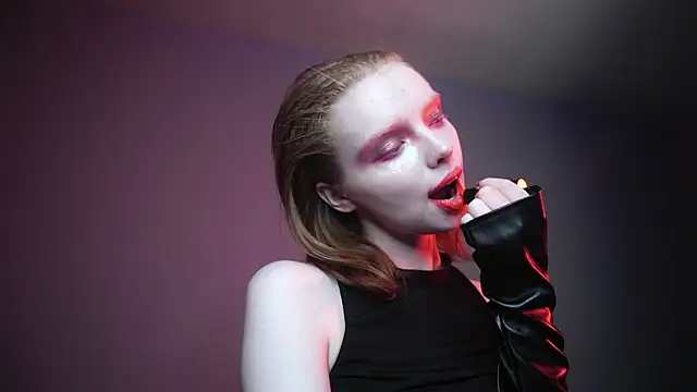 Snapshot of ginger_hugs chatting on January 11, 1:06 am ginger hugs online show from January 11, 1:06 am