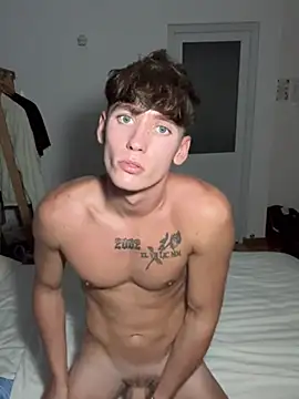Hornyyoungstud123 online show from July 31, 10:36 am