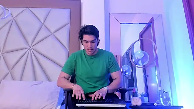 Snapshot of Karimferrer chatting on December 12, 4:37 am Karimferrer online show from December 12, 4:37 am
