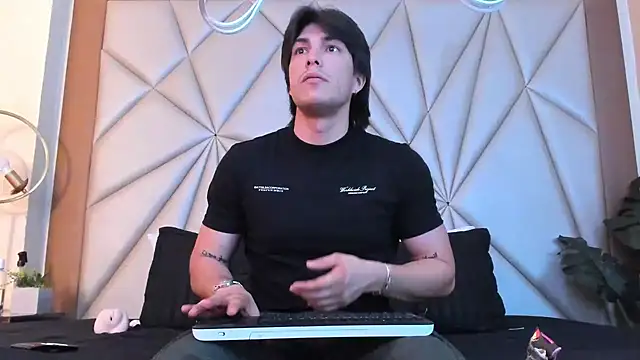 Snapshot of Karimferrer chatting on February 1, 4:03 am Karimferrer online show from February 1, 4:03 am