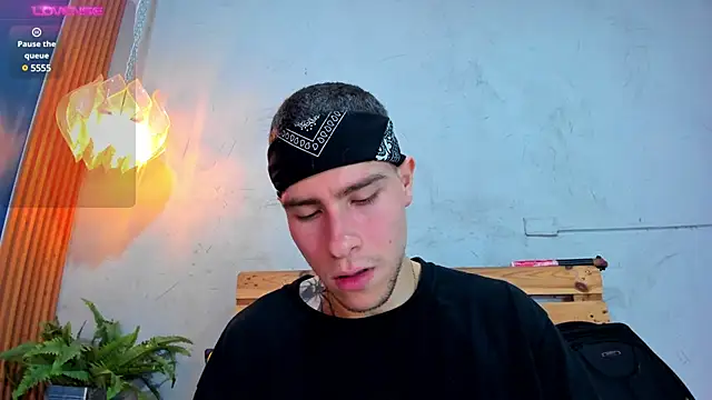 Snapshot of french_sexx chatting on January 5, 1:24 am french sexx online show from January 5, 1:24 am