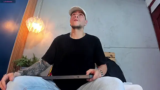 Snapshot of french_sexx chatting on January 15, 1:23 am french sexx online show from January 15, 1:23 am