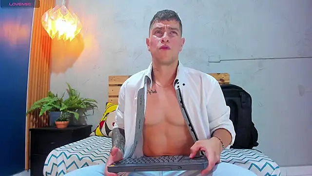 Snapshot of french_sexx chatting on February 15, 1:21 am french sexx online show from February 15, 1:21 am