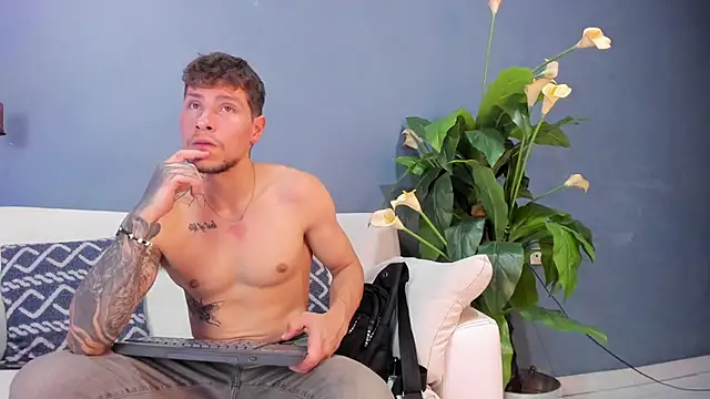 Snapshot of french_sexx chatting on October 3, 1:24 am french sexx online show from October 3, 1:24 am