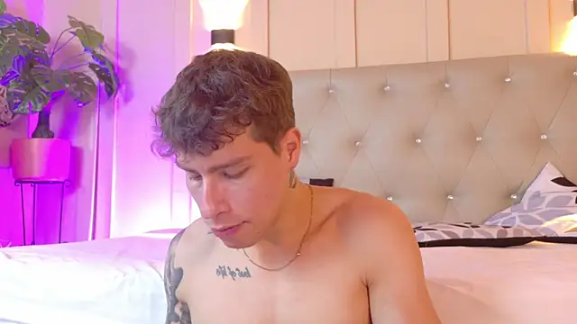 Snapshot of french_sexx chatting on October 16, 8:32 pm french sexx online show from October 16, 8:32 pm