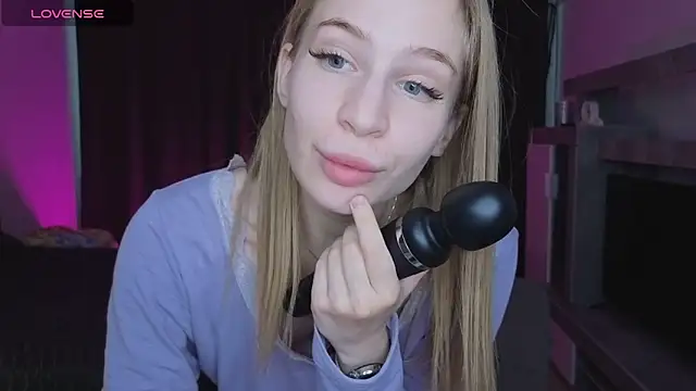 Snapshot of Elis_Fox chatting on March 9, 11:03 am Elis Fox online show from March 9, 11:03 am