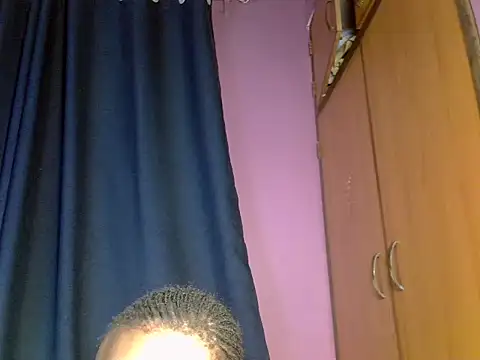 Snapshot of Queen_petite_ chatting on April 3, 6:28 pm Queen petite online show from April 3, 6:28 pm